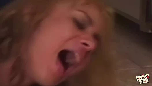 Kalın götlü sarışın çifte penetrasyon deneyerek zaten yoğun olan anal üçlü seksi renklendiriyor