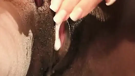 Olgun zenci orta yaşlı seksi kadın kelly amını sarışına yediriyor
