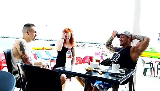 Vicki arabada arkadan güzel sikiliyor