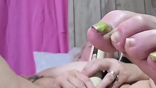 Odasında yalnız başına neler oluyor