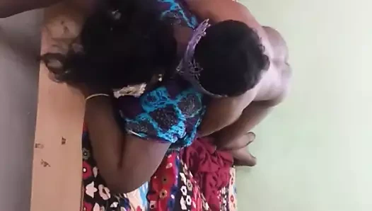 Hintli teyze eski erkek arkadaşıyla ateşli bir karşılaşma yapıyor