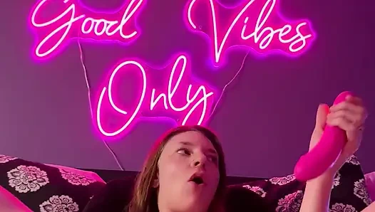 Ayak parmaklarını emiyor ve oyuncakla oynuyor