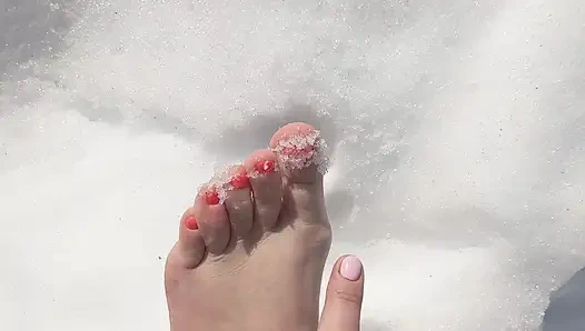Ich laufe barfuß im Schnee, der Schnee knirscht unter meinen Zehen.