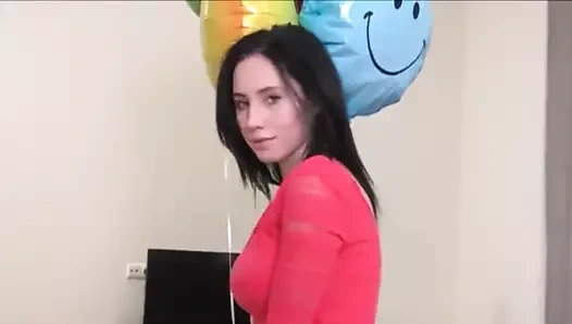 Mükemmel busty bebek semija masturbates ona kedi