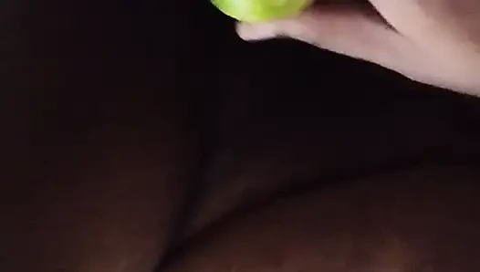 Büyük memeli kaltak kendisiyle oynuyor ve salatalık ile kendini sikiyor