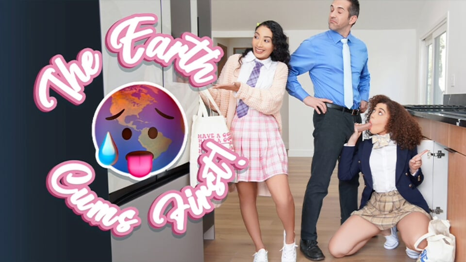 Kız öğrenciler Sarah Lace ve Willow Ryder öğretmenlerinin yarağını elektrikli süpürge gibi emiyor - freeuse fantasy
