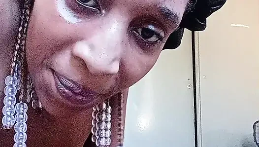 Losyon ve yastıkla kendimi sikiyorum