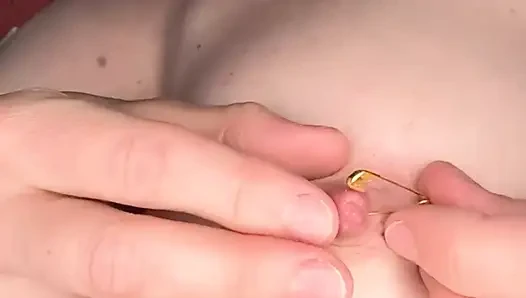 Meme uçlarımı piercingle sikiyorum