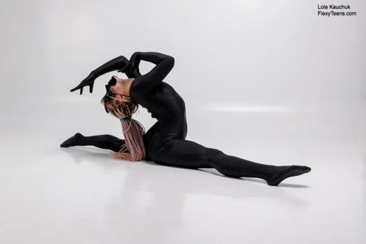 Örgüler lola kauchuk ile sıcak jimnastikçi lateks giymiş