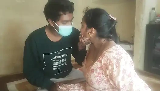 Seksi desi kız büyük boşalana kadar yarak emiyor