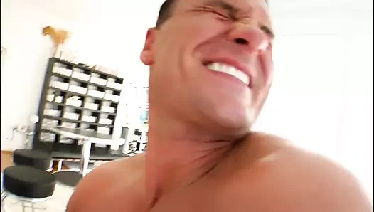 Büyük götlü ve küçük memeli bebek avrupalı sert sahnede döl yutuyor - lulu, lauro giotto ve mugur