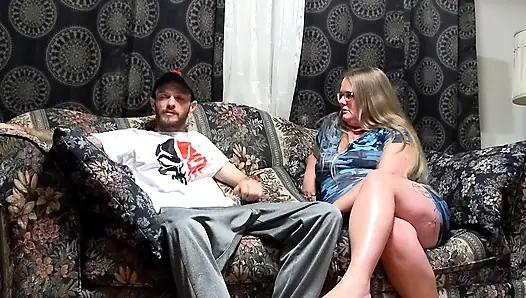 Tombul üvey kuzenimi ninenin kanepesinde siktim!