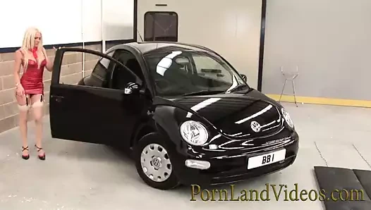 İç çamaşırlı lezbiyenler sabunlanıyor ve birbirleriyle oynuyor