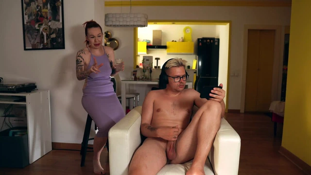 Üvey anne üvey oğlunu mastürbasyon yaparken yakaladı, buharlı dölleme için katılıyor