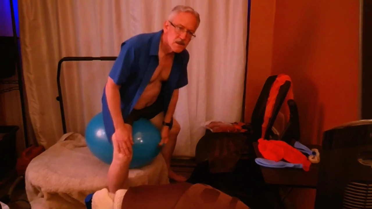 Porno gay de fetiche con globos: los hincha hasta explotar
