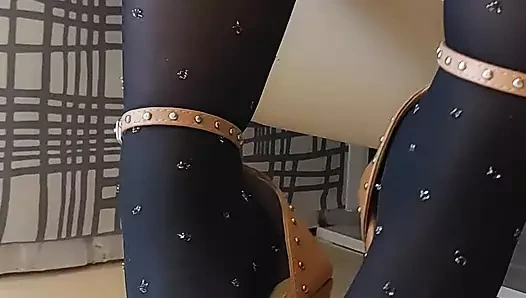 Topuklu ve çoraplı şehvetli ayaklar