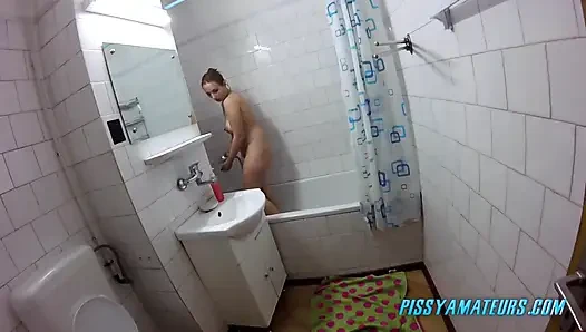 Banyoda havluya işiyor