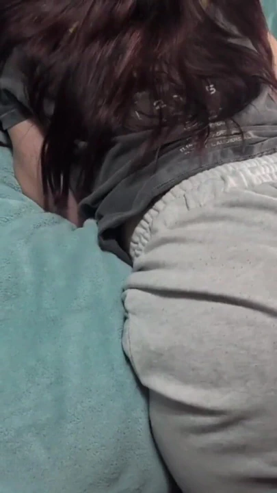 Üniversiteli kız ders okuduktan sonra sınıf arkadaşının götünü sallıyor | Klip 1