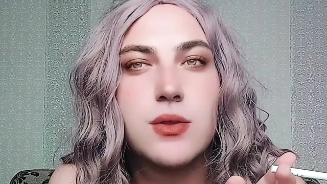 Halka açık seksi dansçıda bahçede ateşli striptiz