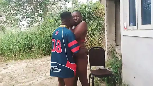 Üvey kızı evine geldi ve onu bir ayak işi için göndermek istedi ve onu öpmeye başladı ve egzersizini yaparken onu sikti