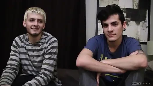 Bakire genç kız arkadaşını sikiyor. Gay4pay prezervatifsiz üçlü grup seks