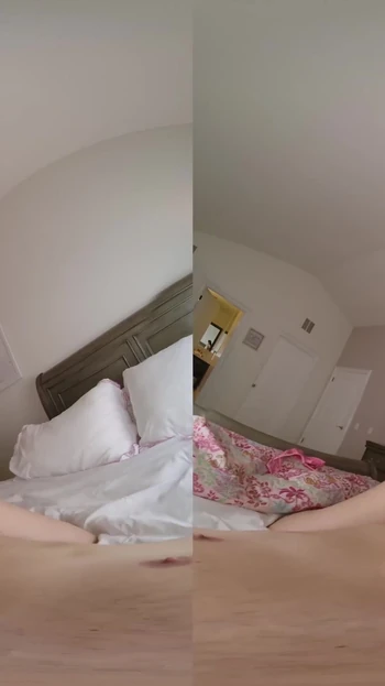 Волнующий момент от "BaDoinkVR Selena Ivy считает, что вы 2 должны сделать несколько шаловливых фотографий и видео, чтобы получить немного"