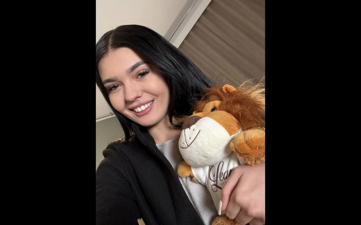 En ateşli seksi ince formda esmer hatun kısa etekler, külotlar için bir deneme yapıyor ve softcore bir porno için elbiseyi görüyor