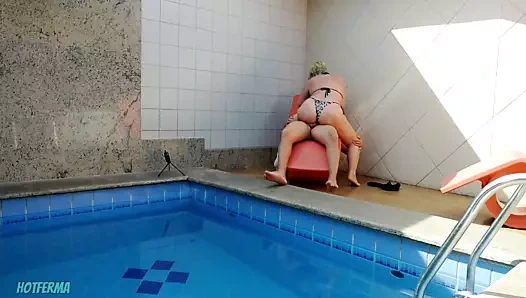 Yengem evde yalnız olduğunu sandı ben de onu yakaladım.