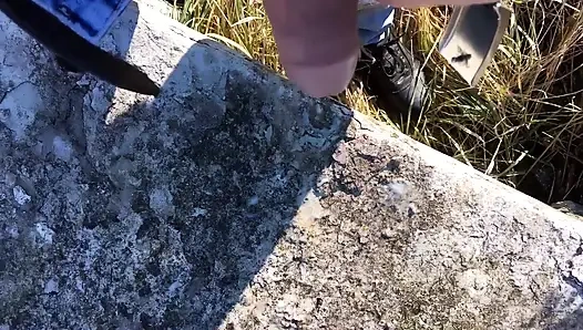 Açık havada taşa dölüme işiyorum