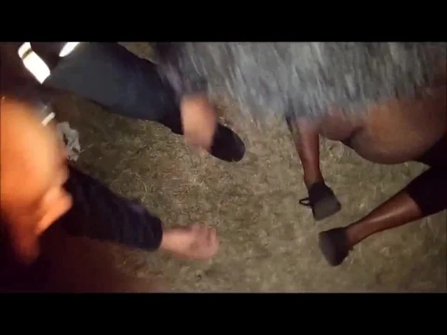 Une black suce une grosse bite dehors