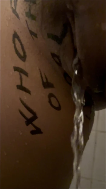 Папочкина маленькая шлюшка - писсинг в 💦 душе?