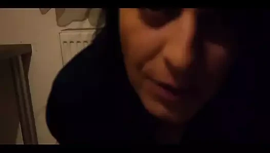 Bir haftadır sikilmedim. Gerçekten vahşi sekse ihtiyacım var. Bana güçlü bir sakso çektirecek, ağzımdan sikecek, beni yapacak bir adam