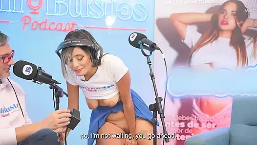 Erkek delisi gigidamessco zevkle çığlık atıyor: amcığı sikiş makinesi tarafından sırılsıklam