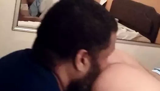 Rocky tajauta yeni kız arkadaşlarının tatlı kıçının tadını çıkarıyor!!!