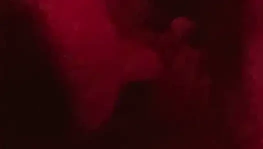 O ve kocası bizi eğlenirken izlerken arkadaşımın kocasının tüm yarağını emiyor