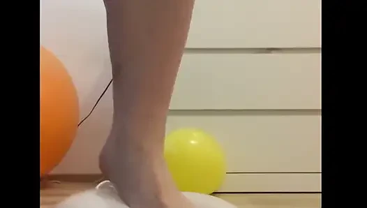Ayaklar ve balonlar ezme