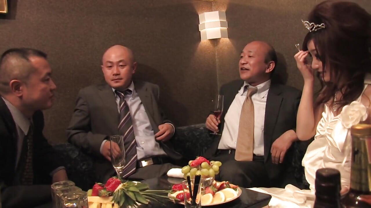 Sevimli Japon sürtük kulüpte üç adama hizmet ediyor