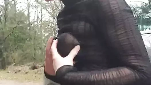 Orta yaşlı seksi kadın halka açık otoparkta açık havada fışkırtıyor