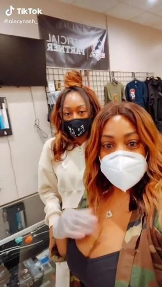 Güzel göt niecy nash maskeli göğüsleri sergiliyor