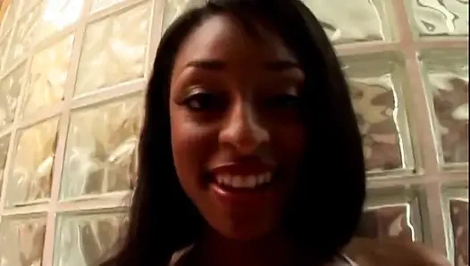 Siyah kızlar dildoyla amcık sikişi oynuyor