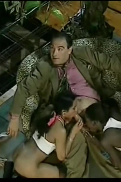 Горячую молодую черную девушку заставили трахать старых извращенцев!