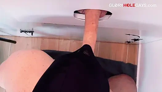 Şehvetli eller. Sessiz gerginlik. Dağınık, lezzetli bir ödül.