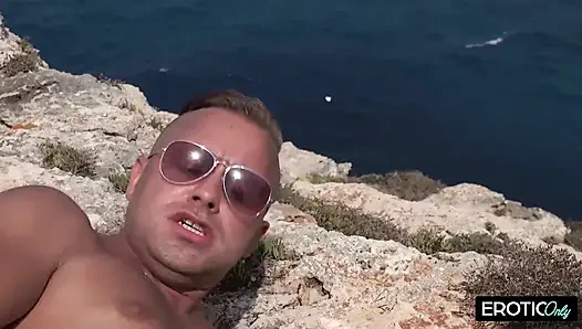 Cliffside açık havada sikişiyor - ıslak plaj sikişi