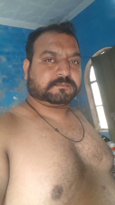 Genç adam komşusu MILF kadını beceriyor. Kadın ondan masaj istiyor