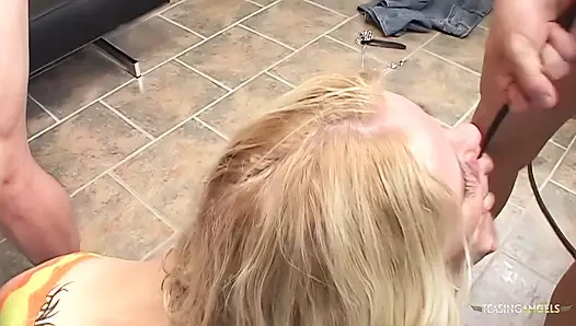 Boynunda köpek tasmalı Aaralyn Barra anal grup seks yapıyor