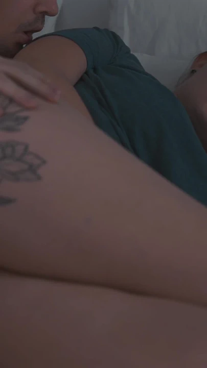 "Üvey anne neden ortak otelde üvey oğlunun yarağıyla uyanıyor - sikişten sonra dölle yüz yüze gelecek mi?"