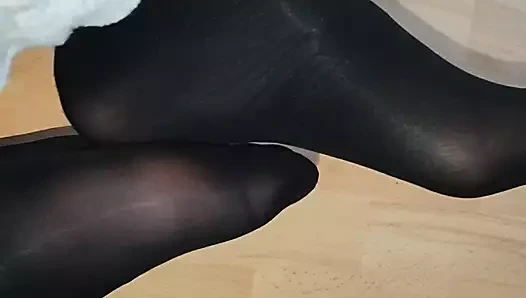 Ayaklar naylon çorap içinde birbirine sürtünüyor ve ayrıca ayaklar alışılmadık bir şekilde