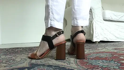 Her gün bunu istiyorsun: ayaklarımı kokliyorum ve pantolonuna boşalıyorum! 2