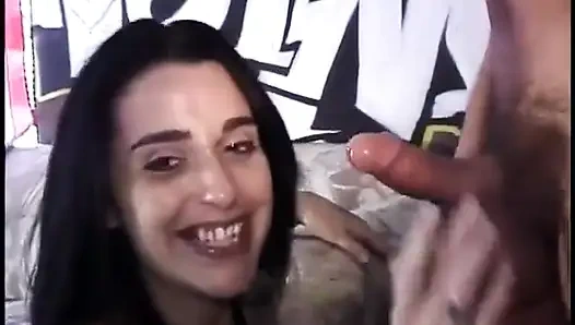 Büyük göğüslü dövmeli esmer sert sikiliyor, yüzüne ateşli bir döl alıyor