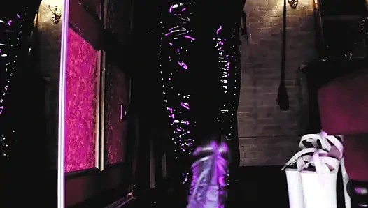 Ateşli fetiş sahibe Eva Latex büyük siyah dildo oyuncağını gösteriyor dominatrix domina solo sapıklık